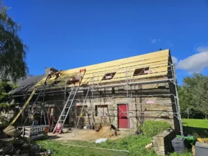 Rénovation d'une toiture en ardoise sur maison en pierre à Bubry