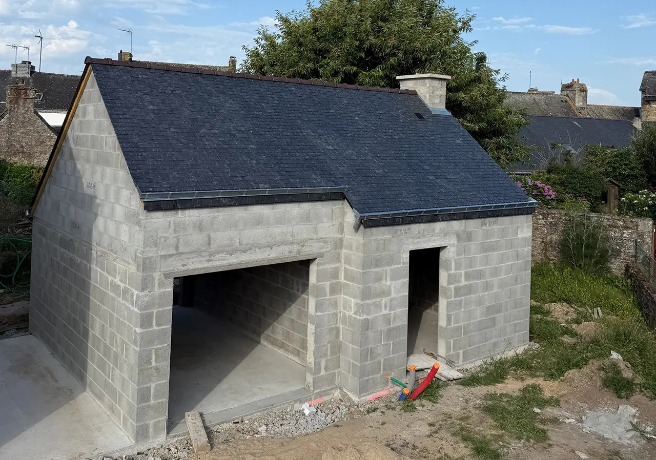 Toiture neuve à Languidic en ardoise sur un garage en parpaings, réalisée par Rolland Toitures dans le Morbihan.