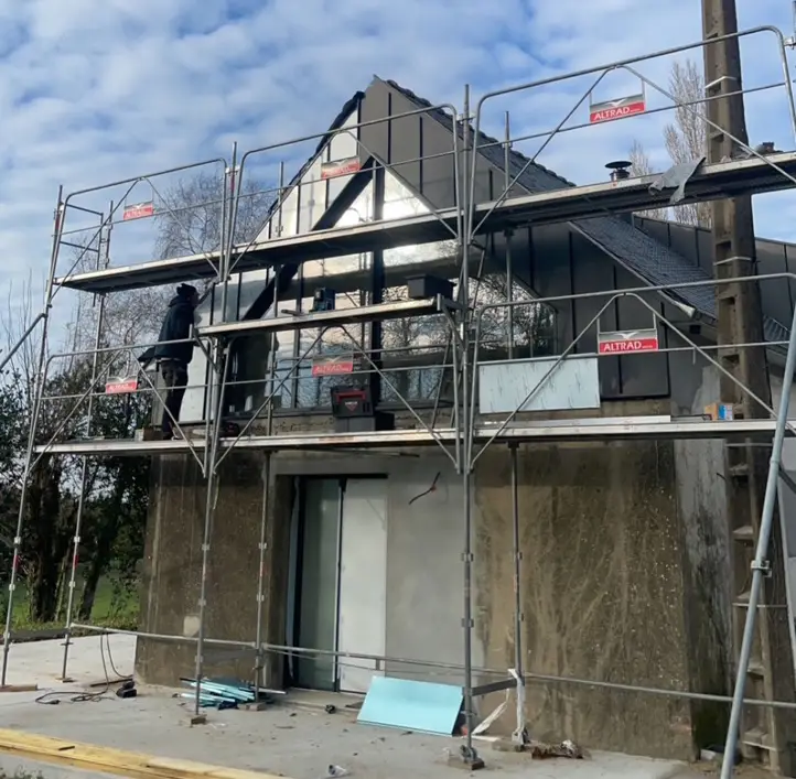 Chantier de pose d'un bardage en zinc sur le pignon d'une maison moderne à Languidic.