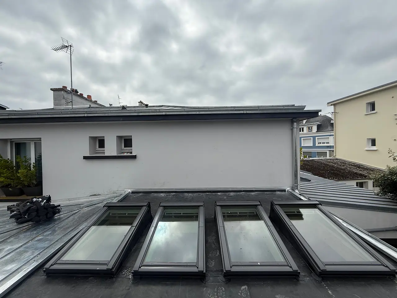 Installation et étanchéité de quatre fenêtres de toit Velux sur une toiture en zinc à Plouay.